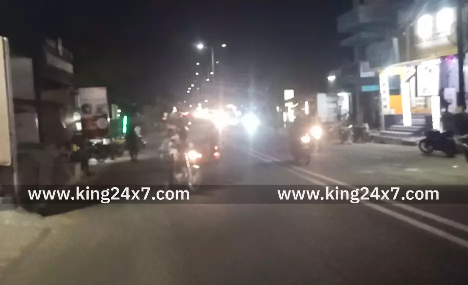 காந்திகிராமம் அருகே டூ வீலர் அடையாளம் தெரியாத வாகனம் நேருக்கு நேர் மோதி விபத்து.