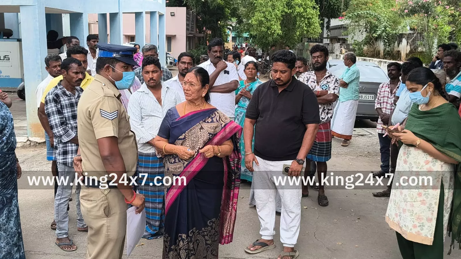 ராசிபுரம் அருகே ஏரியில் மீன் பிடிக்க சென்ற நபர் நீரில் மூழ்கி பலி. உயிரிழந்த நபரின் உடலுக்கு முன்னாள் அமைச்சர் சரோஜா மரியாதை செலுத்தி உறவினர்களுக்கு ஆறுதல் கூறினார்...