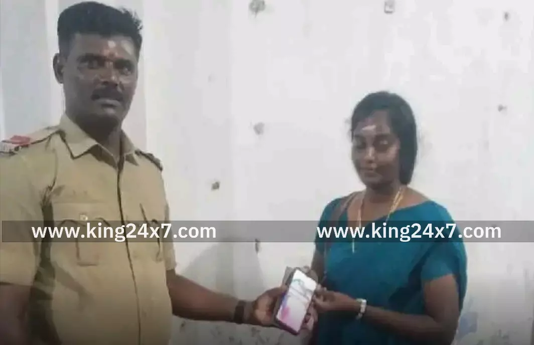கீழே கிடந்த செல்போனை ஒப்படைத்த போலீசார்
