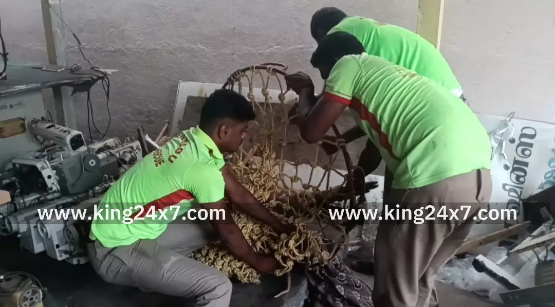 கரூரில் குடியிருப்புப் பகுதிக்கு தவறி வந்த புள்ளி மான் -  விரைந்து வந்த தீயணைப்பு துறையினர்,மானை பிடித்து வனத்துறையிடம் ஒப்படைக்க எடுத்துச் சென்றனர்.