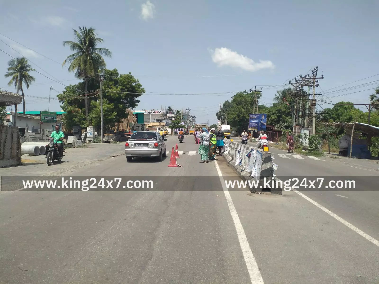 லாரி ஓட்டுனர் மீது டூவீலர் மோதியதில் லாரி ஓட்டுனர் படுகாயம் லாரி ஓட்டுனர் மீது டூவீலர் மோதியதில் லாரி ஓட்டுனர் படுகாயம்