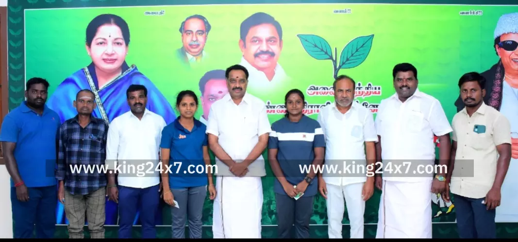 கரூர் -மாநில அளவில் நடைபெற்ற மல்யுத்த தேர்வு போட்டியில் வெற்றி பெற்ற மாணவிகளுக்கு வாழ்த்து தெரிவித்த முன்னாள் அமைச்சர் எம் ஆர் விஜயபாஸ்கர்.