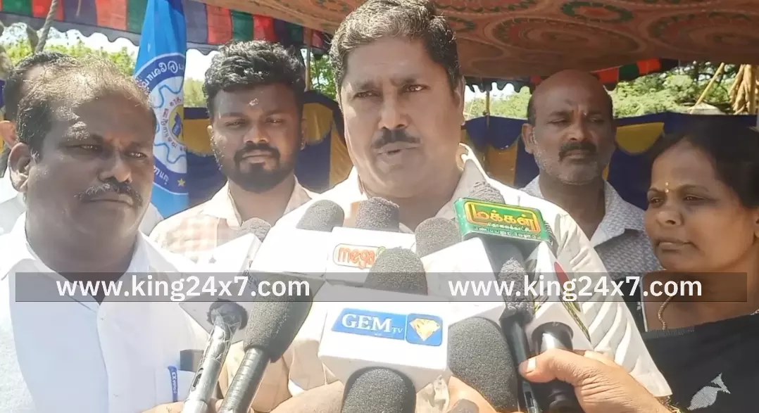 கரூரில் 30 அம்ச கோரிக்கைகளை வலியுறுத்தி தமிழ்நாடு அரசு ஊழியர் சங்கம் சார்பில் தர்ணா போராட்டம்.