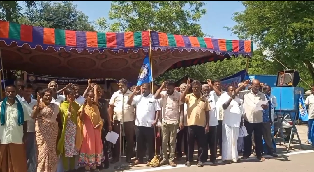 கரூரில் 30 அம்ச கோரிக்கைகளை வலியுறுத்தி தமிழ்நாடு அரசு ஊழியர் சங்கம் சார்பில் தர்ணா போராட்டம்.