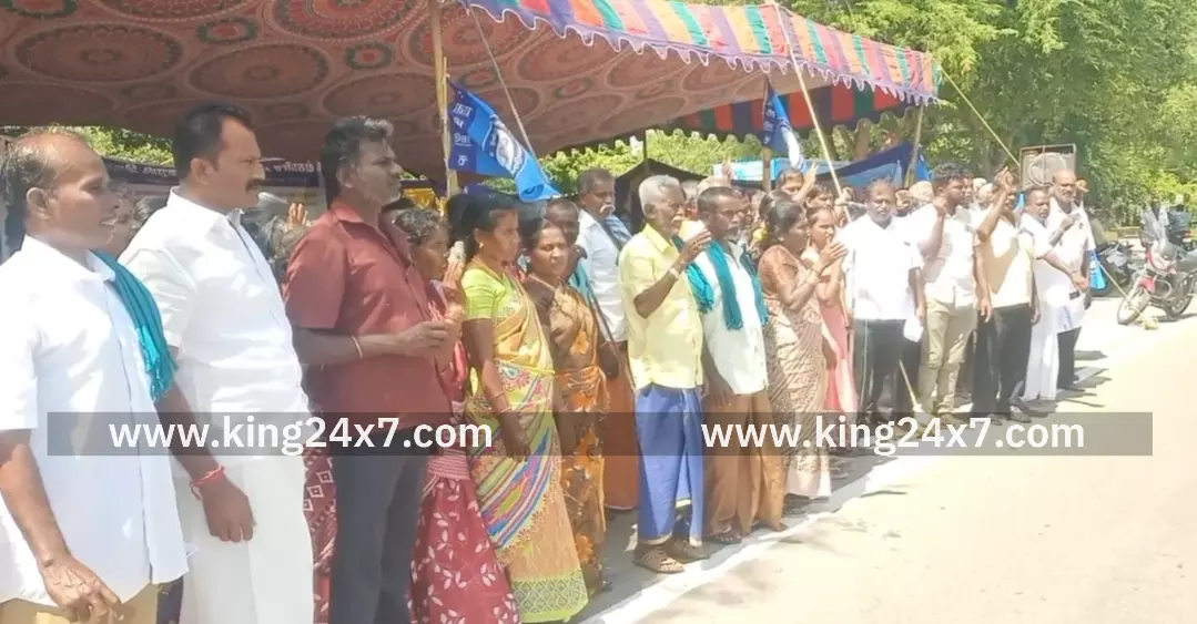 கரூரில் 30 அம்ச கோரிக்கைகளை வலியுறுத்தி தமிழ்நாடு அரசு ஊழியர் சங்கம் சார்பில் தர்ணா போராட்டம்.