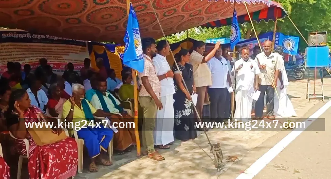 கரூரில் 30 அம்ச கோரிக்கைகளை வலியுறுத்தி தமிழ்நாடு அரசு ஊழியர் சங்கம் சார்பில் தர்ணா போராட்டம்.