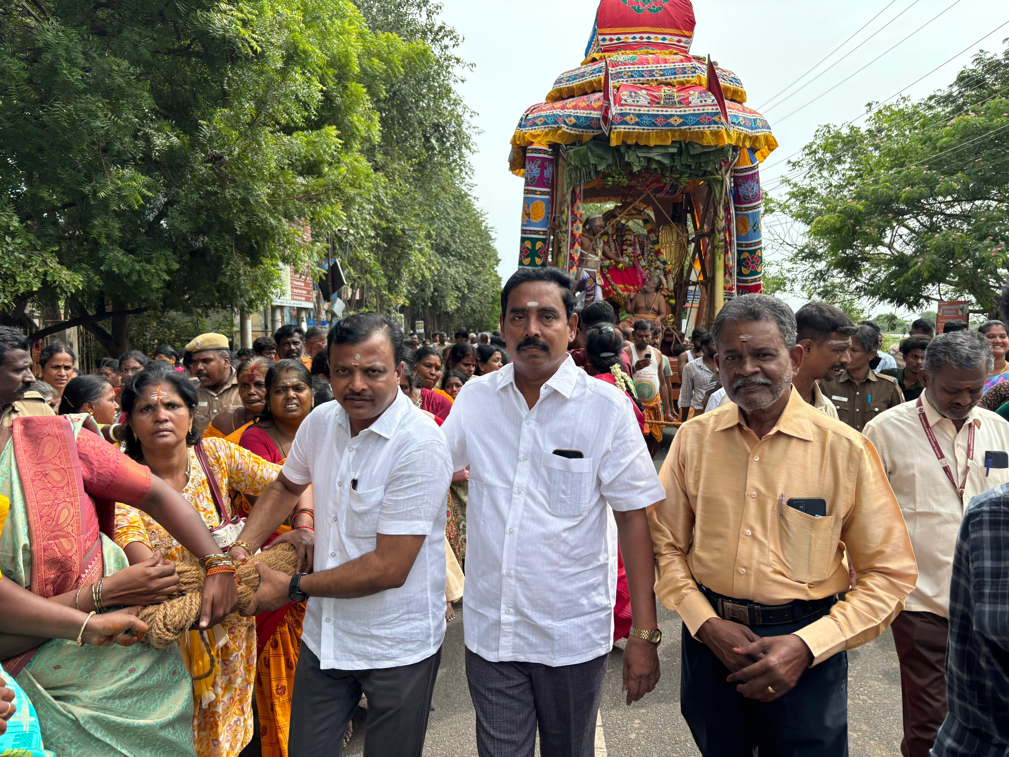 தேர் வடத்திற்கு புதிய கயிறை வழங்கிய திரைப்படத்துறையினர்.