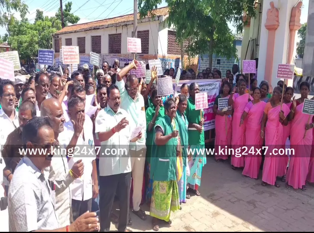 ஊரக வளர்ச்சித் துறை அனைத்து சங்கங்களின் கூட்டமைப்பினர் சார்பாக பல்வேறு கோரிக்கைகளை வலியுறுத்தி தமிழக அரசுக்கு எதிராக கண்டன  ஆர்ப்பாட்டம் ...*