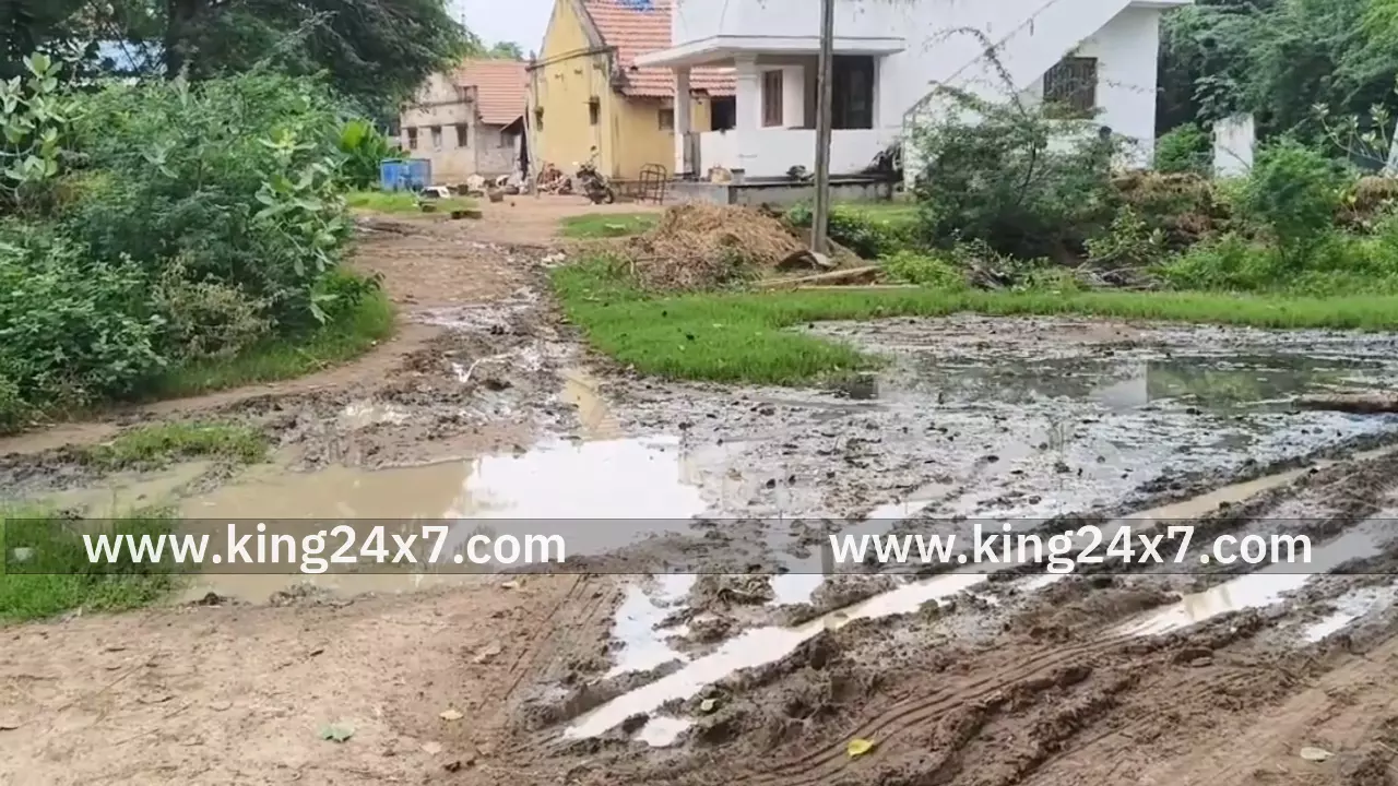 குண்டும் குழியுமான சாலையால் பள்ளி மாணவர்கள் அவதி