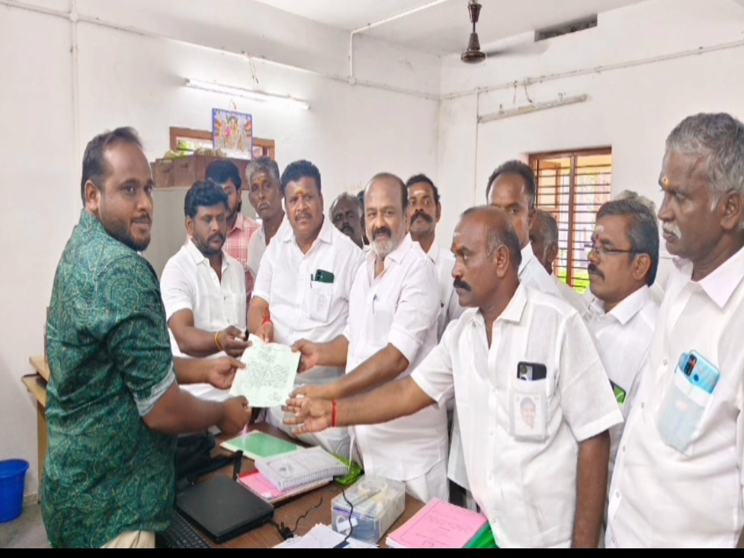 நிலையூர் - கம்பிக்குடி கால்வாயில் வைகை உபரி நீரை திறந்து விட வலியுறுத்தி காரியாபட்டி மேற்கு ஒன்றிய கழகச் செயலாளர் தோப்பூர் கே.முருகன் தலைமையில் அதிமுகவினர் மனு அளித்தனர்