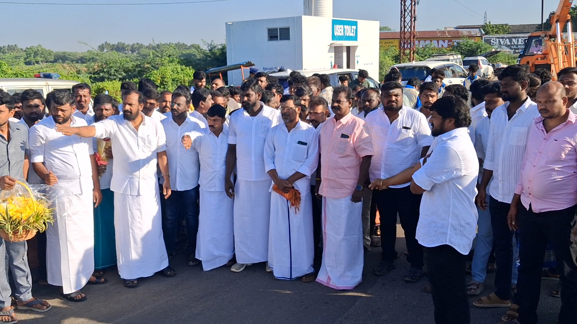 முன்னாள் முதல்வருக்கு வரவேற்பளித்த நேதாஜி சுபாஷ் சேனை கட்சியினர்.