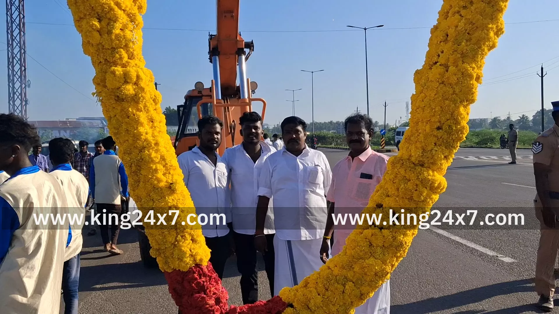 முன்னாள் முதல்வருக்கு வரவேற்பளித்த நேதாஜி சுபாஷ் சேனை கட்சியினர். முன்னாள் முதல்வருக்கு வரவேற்பளித்த நேதாஜி சுபாஷ் சேனை கட்சியினர்.