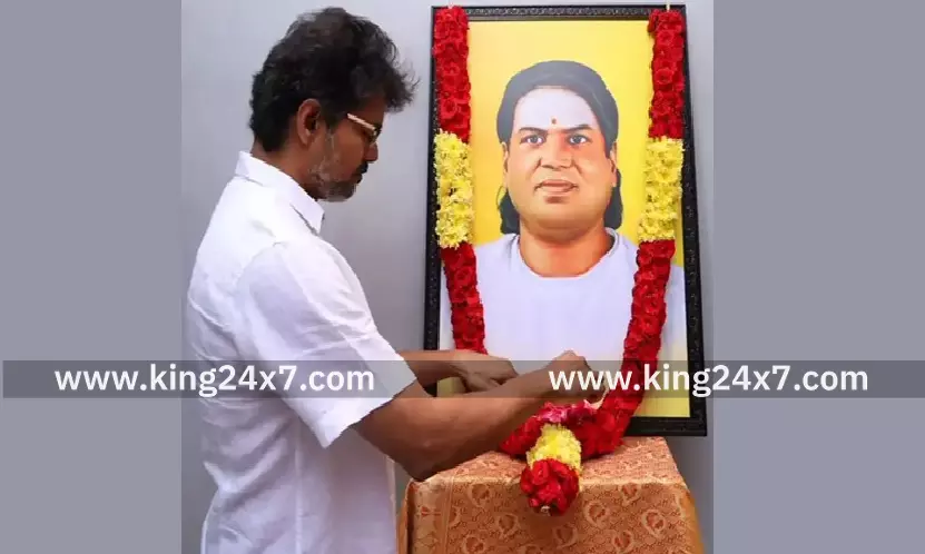 முத்துராமலிங்கத் தேவரின் உருவ படத்திற்கு விஜய் மரியாதை!!