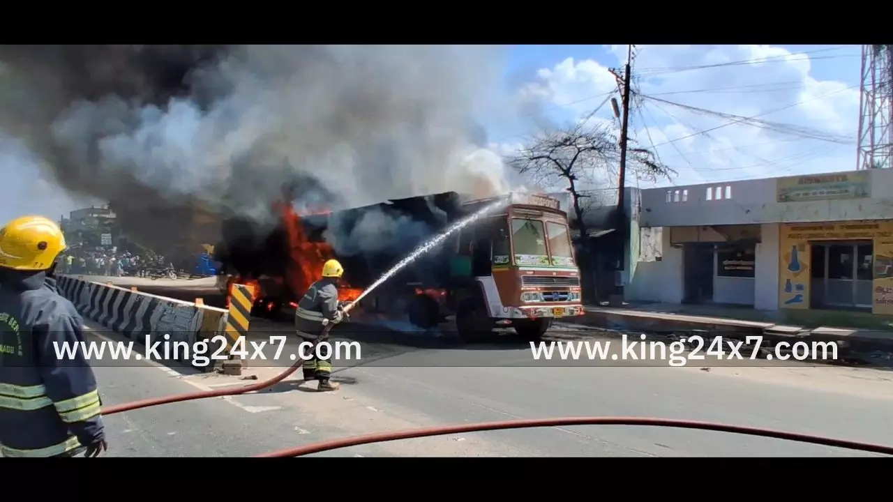 திருச்செங்கோட்டில் ஒருங்கிணைந்த நீதிமன்ற வளாகம் அருகே ரோட்டில் நின்ற லாரி திடீரென தீப்பிடித்து எரிந்து 70 லட்ச ரூபாய் மதிப்புள்ளான பொருள்கள் எரிந்து நாசம்