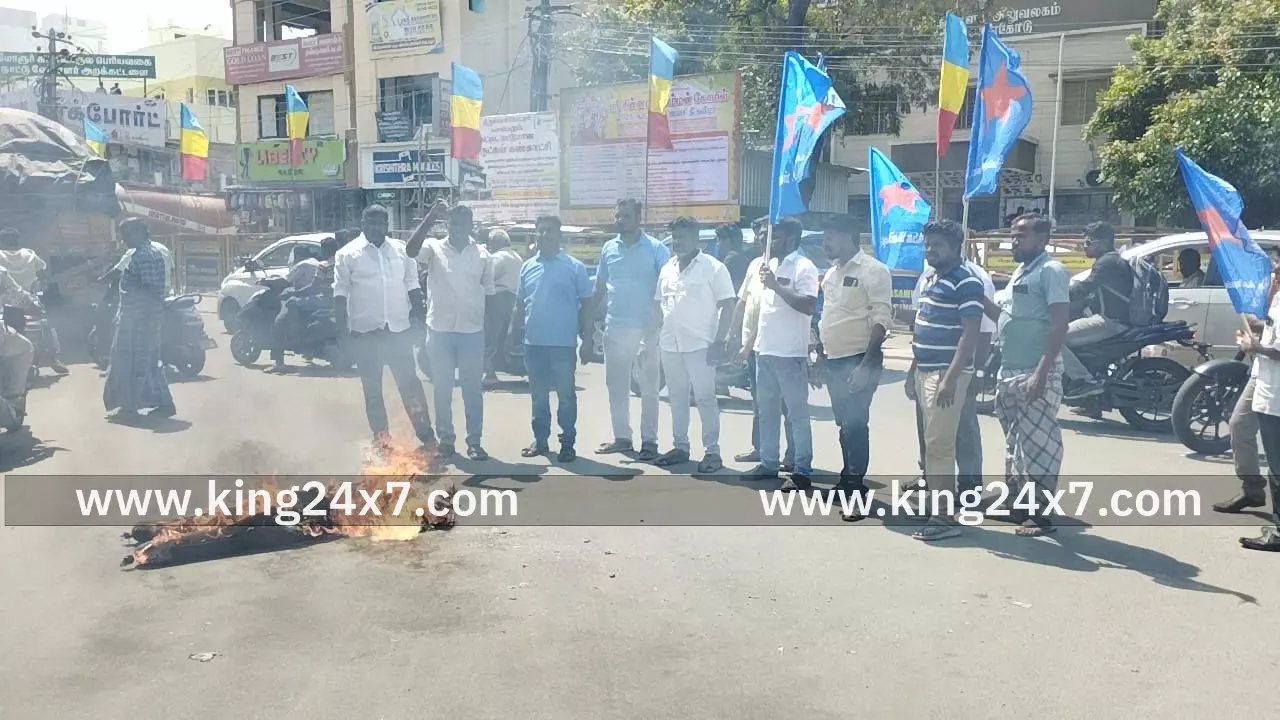 தாழ்த்தப்பட்டவர்களை தரக்குறைவாக விமர்சித்த அதிமுக செய்தி தொடர்பாளர் மீது நடவடிக்கை எடுக்காத எடப்பாடி பழனிச்சாமி உருவ பொம்மை எரிப்பு தமிழ் புலிகள் கட்சி போராட்டம்