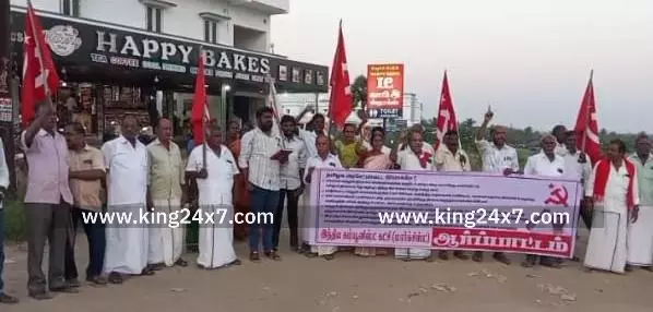 தனியார் கல்லூரி மீது நடவடிக்கை எடுக்கக்கோரி சி.பி.எம். ஆர்ப்பாட்டம்