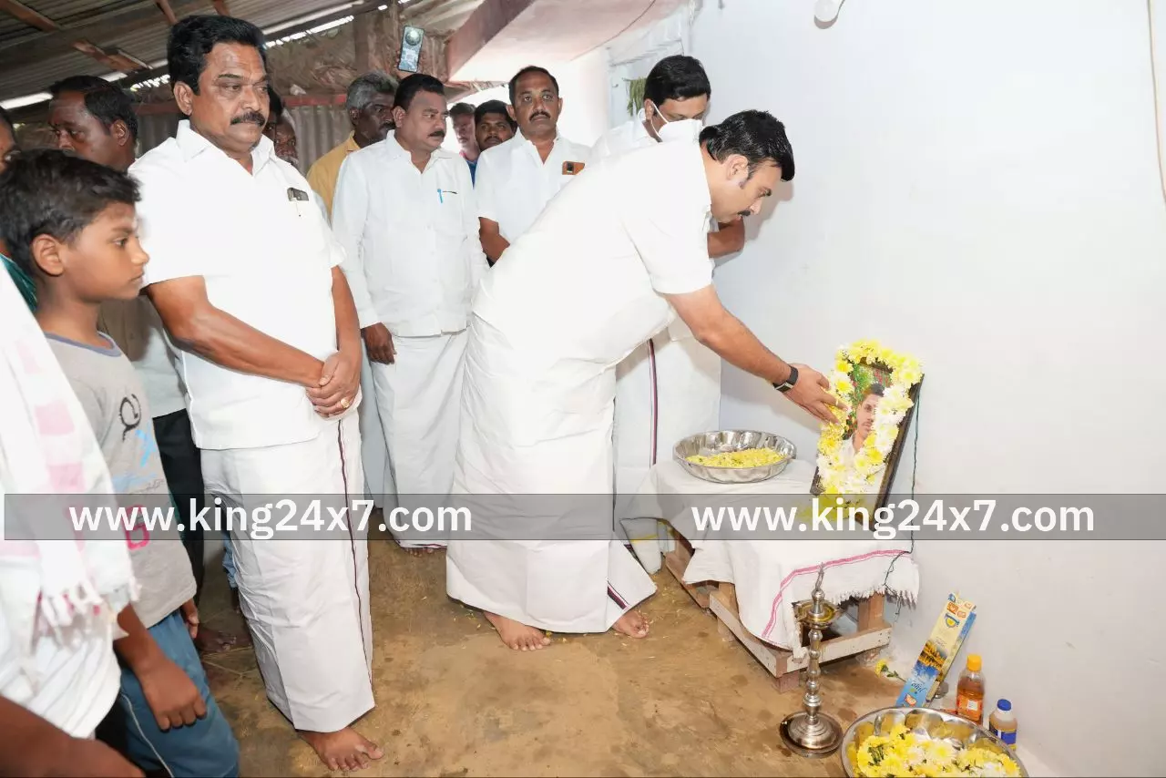 நீரில் மூழ்கி உயிரிழந்த குடும்பத்தினருக்கு முதலமைச்சரின் பொது நிவாரண நிதிக்கான காசோலை ரூ.3.00 இலட்சத்தினை வழங்கிய அமைச்சர் மா.மதிவேந்தன் நீரில் மூழ்கி உயிரிழந்த குடும்பத்தினருக்கு முதலமைச்சரின் பொது நிவாரண நிதிக்கான காசோலை ரூ.3.00 இலட்சத்தினை வழங்கிய அமைச்சர் மா.மதிவேந்தன்