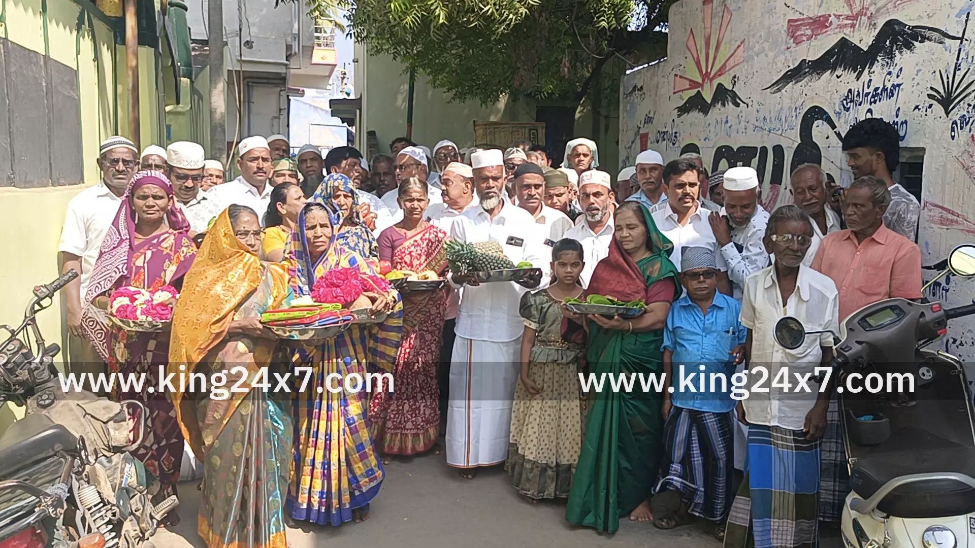 திருச்செங்கோட்டை அடுத்த கொக்கராயன் பேட்டையில் மத நல்லிணக்கத்தை வலியுறுத்தும் வகையில் இஸ்லாமியர்கள் சீருடன் நடந்த கும்பாபிஷேக விழா திருச்செங்கோட்டை அடுத்த கொக்கராயன் பேட்டையில் மத நல்லிணக்கத்தை வலியுறுத்தும் வகையில் இஸ்லாமியர்கள் சீருடன் நடந்த கும்பாபிஷேக விழா