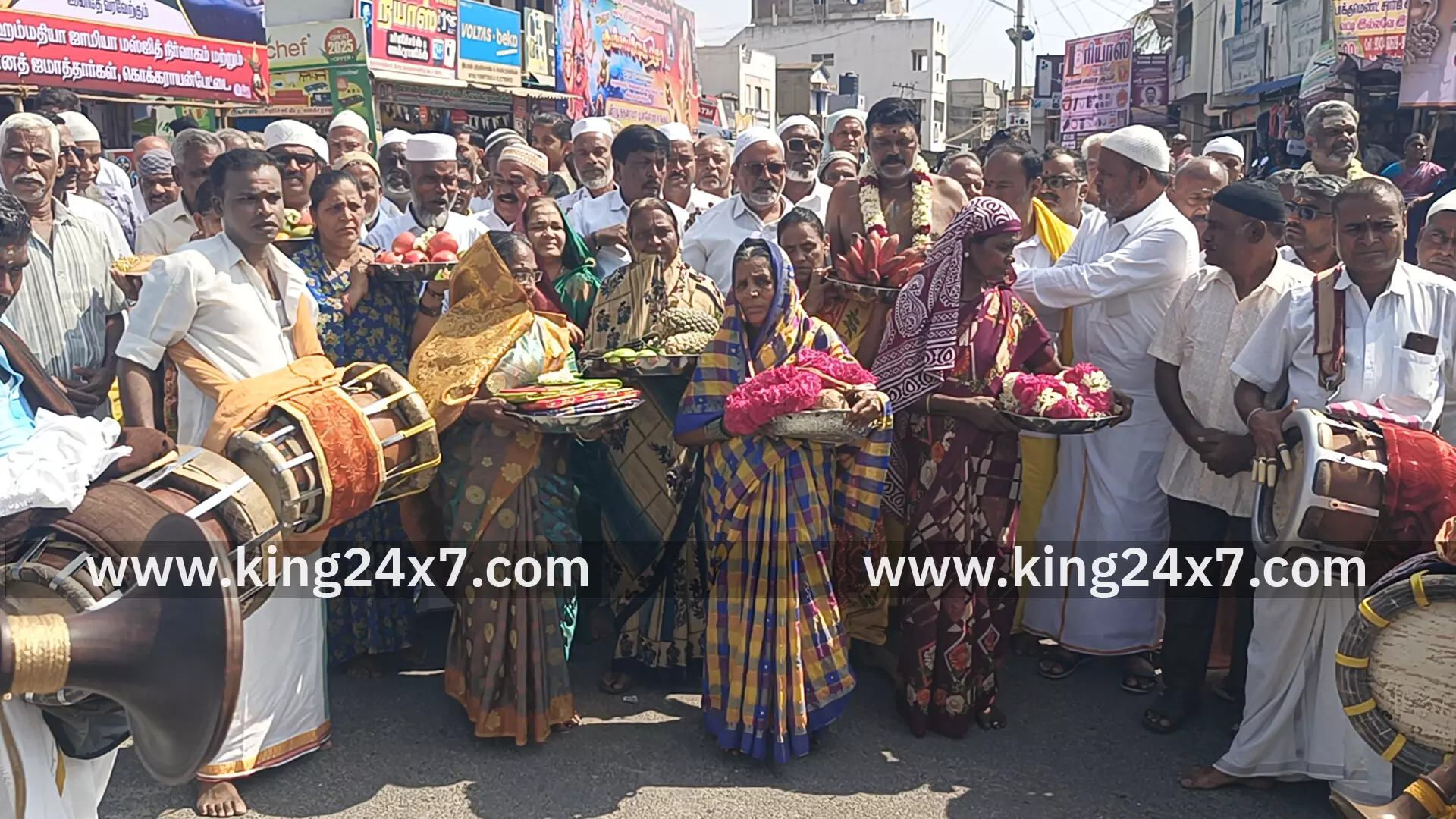 திருச்செங்கோட்டை அடுத்த கொக்கராயன் பேட்டையில் மத நல்லிணக்கத்தை வலியுறுத்தும் வகையில் இஸ்லாமியர்கள் சீருடன் நடந்த கும்பாபிஷேக விழா