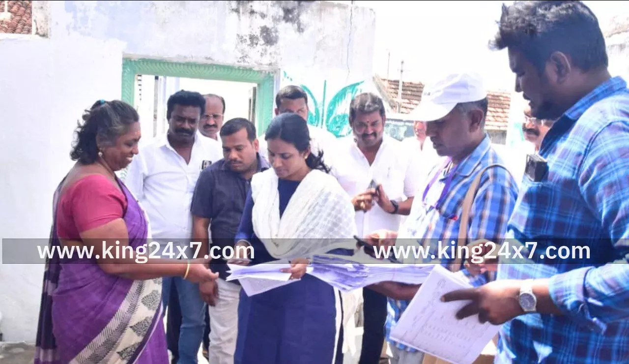 வாக்காளர் பட்டியல் சிறப்பு தீவிர திருத்த கணக்கெடுப்பு படிவம் விநியோகம் செய்யும் பணியினை பார்வையிட்டு ஆய்வு மேற்கொண்ட மாவட்ட ஆட்சியர். வாக்காளர் பட்டியல் சிறப்பு தீவிர திருத்த கணக்கெடுப்பு படிவம் விநியோகம் செய்யும் பணியினை பார்வையிட்டு ஆய்வு மேற்கொண்ட மாவட்ட ஆட்சியர்.