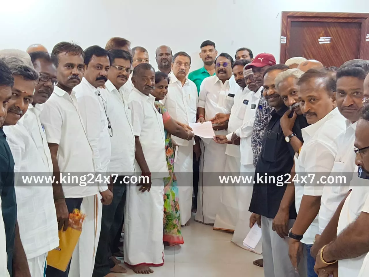 டி.எஸ்.பி. அலுவலகம் குமாரபாளையம் நகரில் அமைக்க தி.மு.க. மாவட்ட செயலர் வசம் கோரிக்கை விடுத்த அனைத்து கட்சியினர் டி.எஸ்.பி. அலுவலகம் குமாரபாளையம் நகரில் அமைக்க தி.மு.க. மாவட்ட செயலர் வசம் கோரிக்கை விடுத்த அனைத்து கட்சியினர்