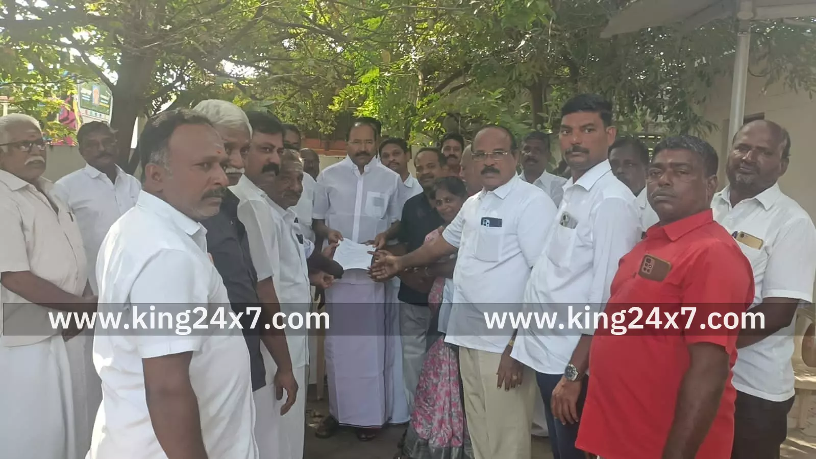 டி.எஸ்.பி. அலுவலகம் குமாரபாளையத்தில் அமைக்க வேண்டி, , எம்.பி. பிரகாஷ், எம்.எல்.ஏ., தங்கமணி, கலெக்டர் வசம் அனைத்து கட்சியினர் நேரில் மனு டி.எஸ்.பி. அலுவலகம் குமாரபாளையத்தில் அமைக்க வேண்டி, , எம்.பி. பிரகாஷ், எம்.எல்.ஏ., தங்கமணி, கலெக்டர் வசம் அனைத்து கட்சியினர் நேரில் மனு