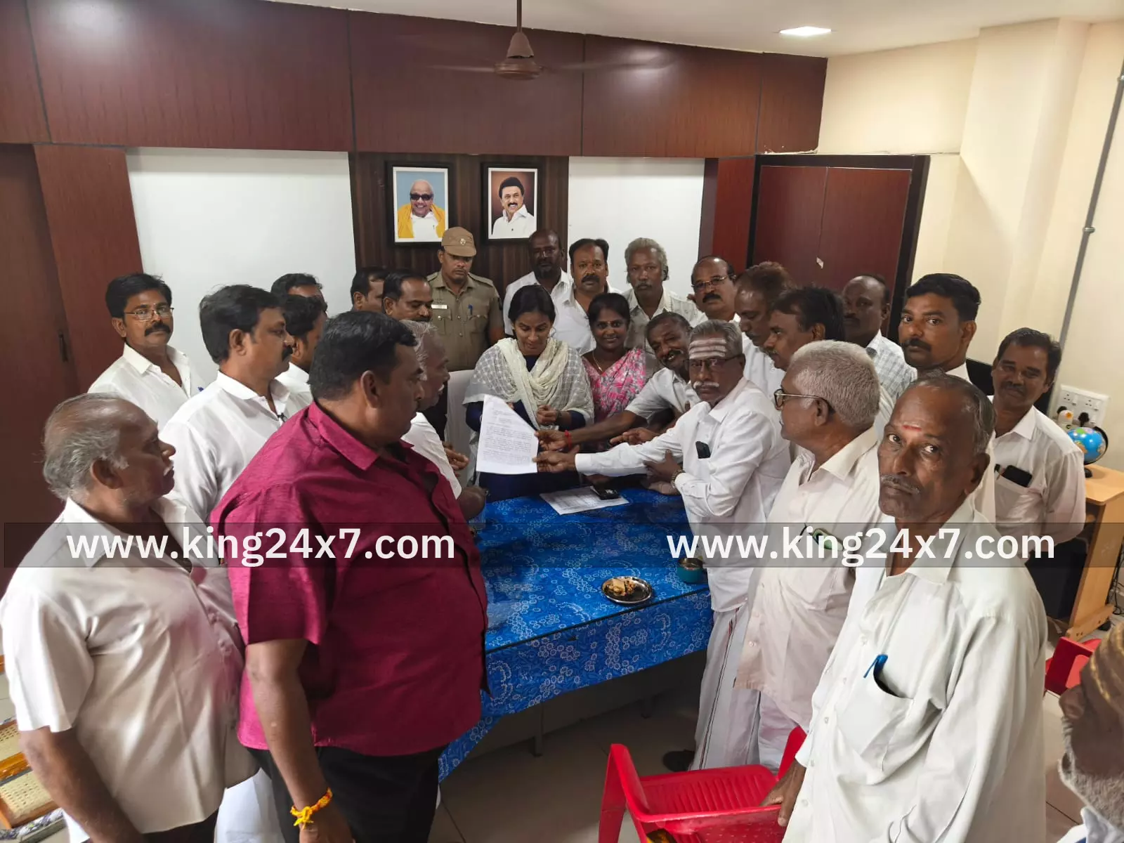 டி.எஸ்.பி. அலுவலகம் குமாரபாளையத்தில் அமைக்க வேண்டி, , எம்.பி. பிரகாஷ், எம்.எல்.ஏ., தங்கமணி, கலெக்டர் வசம் அனைத்து கட்சியினர் நேரில் மனு டி.எஸ்.பி. அலுவலகம் குமாரபாளையத்தில் அமைக்க வேண்டி, , எம்.பி. பிரகாஷ், எம்.எல்.ஏ., தங்கமணி, கலெக்டர் வசம் அனைத்து கட்சியினர் நேரில் மனு