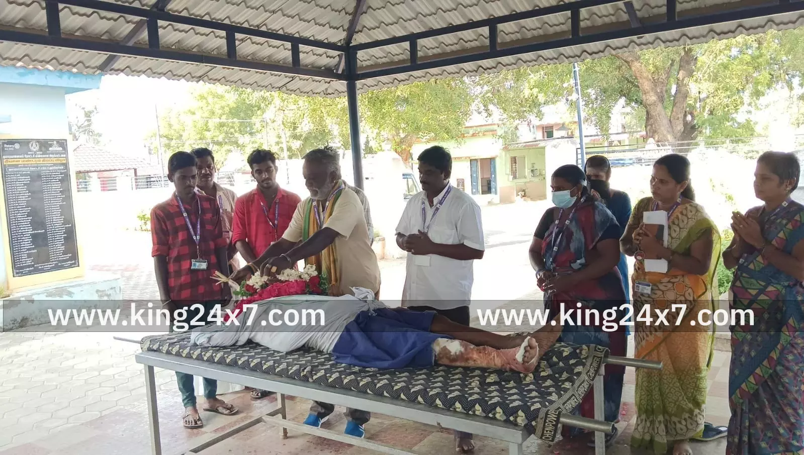 ஆதரவற்ற முதியவர் உடலை நல்லடக்கம் செய்த பாசம் அமைப்பினர் ஆதரவற்ற முதியவர் உடலை நல்லடக்கம் செய்த பாசம் அமைப்பினர்