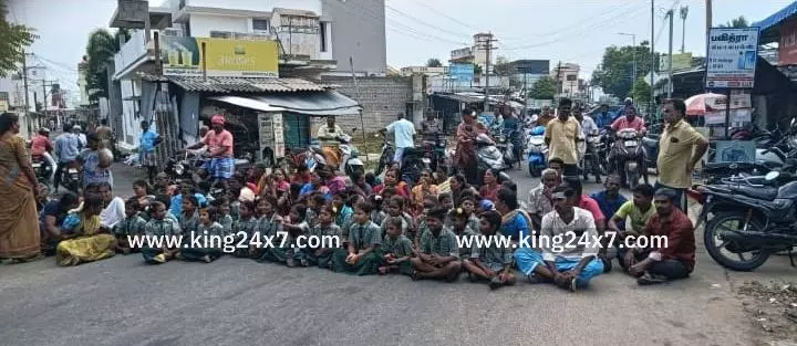 அரசு பள்ளி கழிப்பிடம் பணி தாமதம் மாணவர்கள் சாலை மறியல் அரசு பள்ளி கழிப்பிடம் பணி தாமதம் மாணவர்கள் சாலை மறியல்