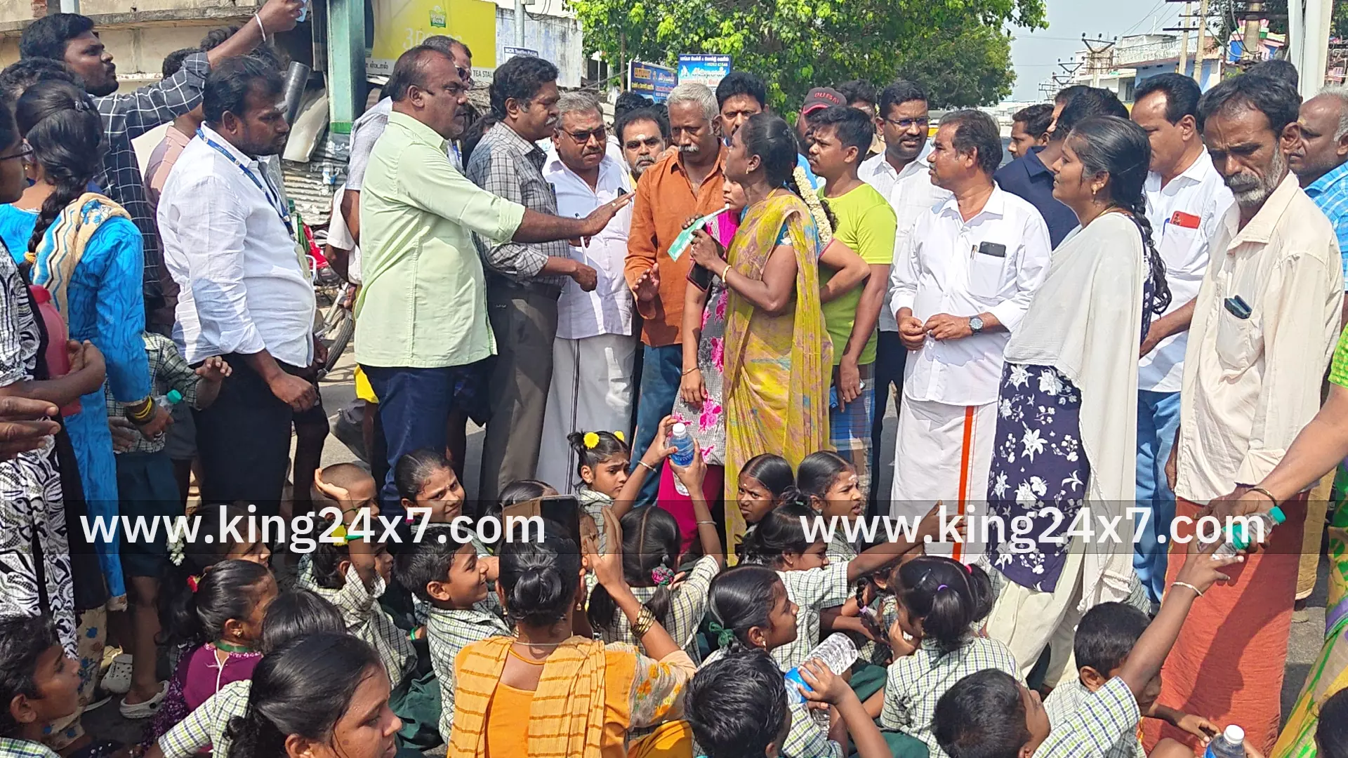அரசு பள்ளி கழிப்பிடம் பணி தாமதம் மாணவர்கள் சாலை மறியல் அரசு பள்ளி கழிப்பிடம் பணி தாமதம் மாணவர்கள் சாலை மறியல்