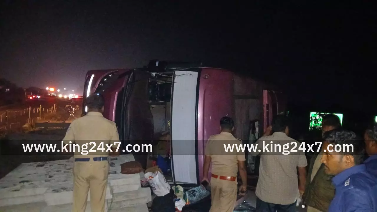 பரமத்திவேலூர் அருகே அதிகாலையில் ஆம்னி பஸ் கவிழ்ந்து வாலிபர் பலி.