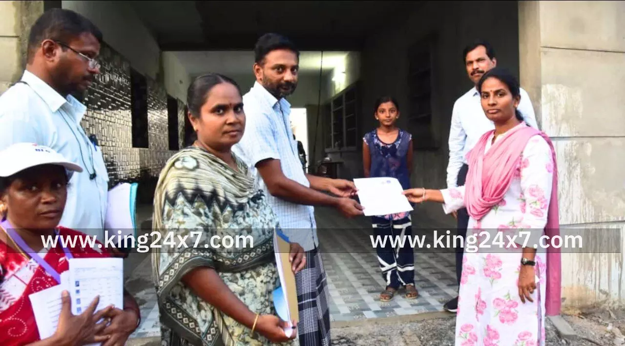 வாக்காளர் பட்டியல் சிறப்பு தீவிர திருத்த கணக்கெடுப்பு படிவம் விநியோகம் செய்யும் பணியினை நேரில் சென்று  பார்வையிட்டு, ஆய்வு மேற்கொண்ட மாவட்ட ஆட்சியர்.