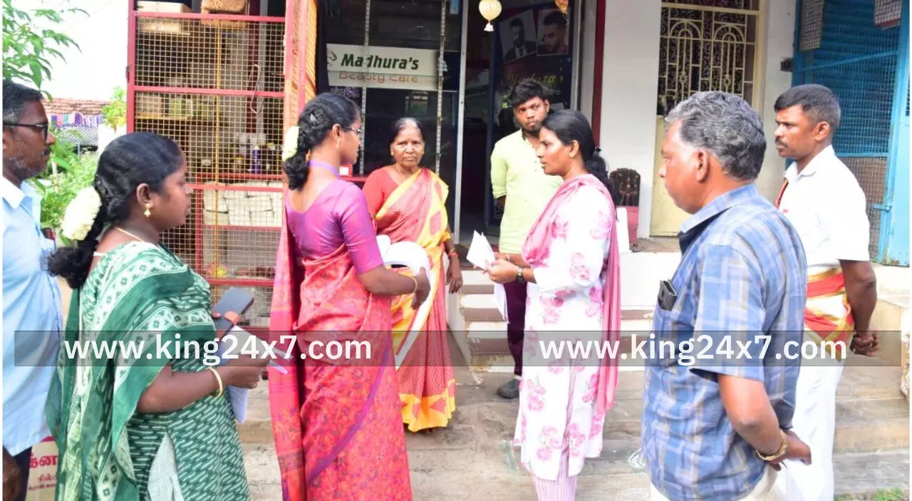 வாக்காளர் பட்டியல் சிறப்பு தீவிர திருத்த கணக்கெடுப்பு படிவம் விநியோகம் செய்யும் பணியினை நேரில் சென்று  பார்வையிட்டு, ஆய்வு மேற்கொண்ட மாவட்ட ஆட்சியர்.