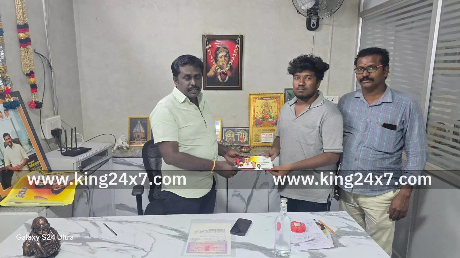 கல்லூரி மாணவனுக்கு கல்வி உதவித்தொகை வழங்கிய மகிழ் பிரபாகரன்.