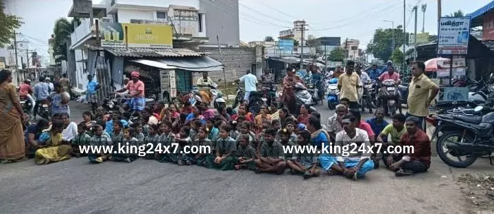 அரசு பள்ளி கழிப்பிடம் பணி தாமதம் மாணவர்கள் சாலை மறியல் அரசு பள்ளி கழிப்பிடம் பணி தாமதம் மாணவர்கள் சாலை மறியல்