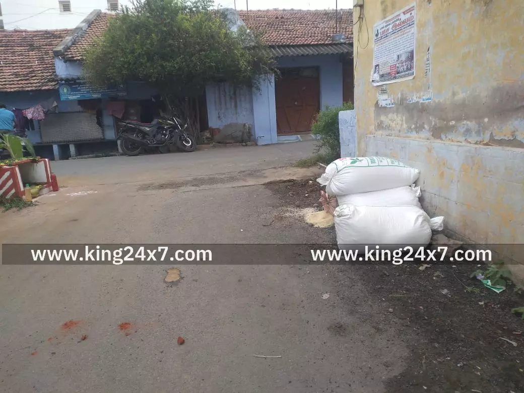 ரேசன் கடைகள் அருகே அரிசி கடத்துபவர்களால் வெட்டவெளியில் வைக்கப்பட்ட ரேசன் அரிசி மூட்டைகள் ரேசன் கடைகள் அருகே அரிசி கடத்துபவர்களால் வெட்டவெளியில் வைக்கப்பட்ட ரேசன் அரிசி மூட்டைகள்