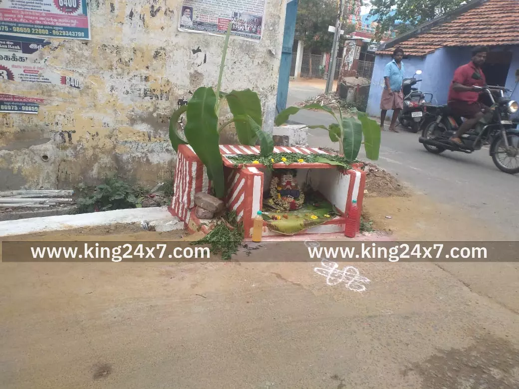 குமாரபாளையத்தில் சாலையில் முளைத்த புதிய கோவிலால் போக்குவரத்து இடையூறு ஏற்பட்டு வருகிறது குமாரபாளையத்தில் சாலையில் முளைத்த புதிய கோவிலால் போக்குவரத்து இடையூறு ஏற்பட்டு வருகிறது