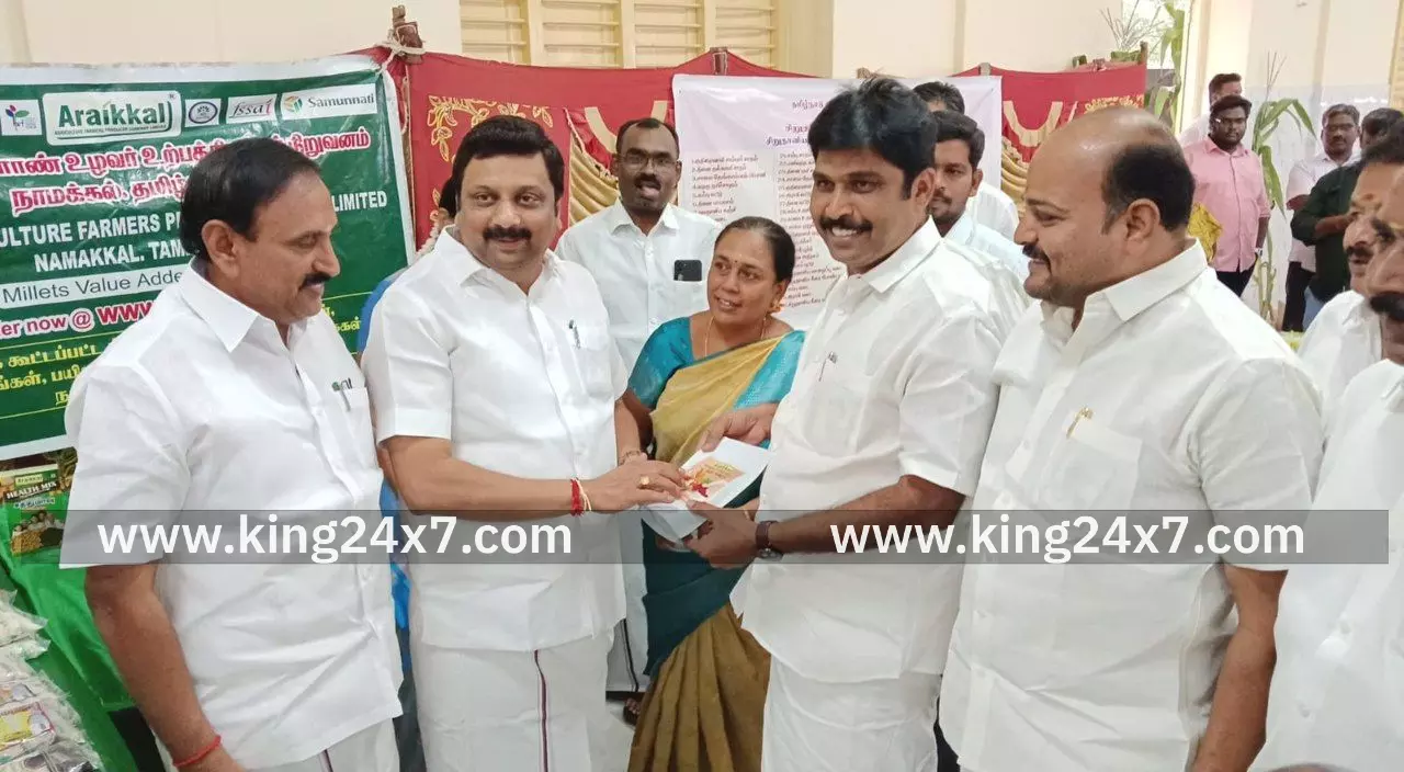 தேசிய உணவுப்பாதுகாப்பு மற்றும் ஊட்டச்சத்து இயக்கம் கீழ் சிறுதானிய உணவு திருவிழாவினை தொடங்கி வைத்த அமைச்சர் மா மதிவேந்தன் மற்றும் எம்.பி கே.ஆர்.அண்ட் ராஜேஷ்குமார். தேசிய உணவுப்பாதுகாப்பு மற்றும் ஊட்டச்சத்து இயக்கம் கீழ் சிறுதானிய உணவு திருவிழாவினை தொடங்கி வைத்த அமைச்சர் மா மதிவேந்தன் மற்றும் எம்.பி கே.ஆர்.அண்ட் ராஜேஷ்குமார்.