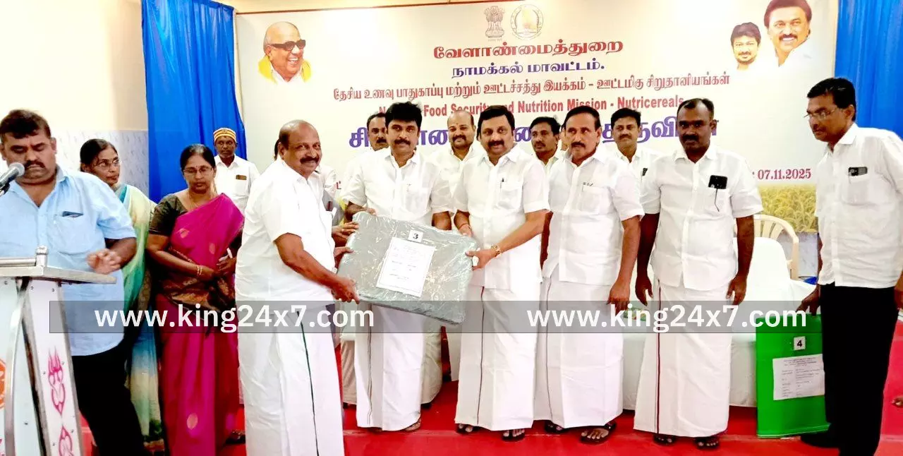 தேசிய உணவுப்பாதுகாப்பு மற்றும் ஊட்டச்சத்து இயக்கம் கீழ் சிறுதானிய உணவு திருவிழாவினை தொடங்கி வைத்த அமைச்சர் மா மதிவேந்தன் மற்றும் எம்.பி கே.ஆர்.அண்ட் ராஜேஷ்குமார். தேசிய உணவுப்பாதுகாப்பு மற்றும் ஊட்டச்சத்து இயக்கம் கீழ் சிறுதானிய உணவு திருவிழாவினை தொடங்கி வைத்த அமைச்சர் மா மதிவேந்தன் மற்றும் எம்.பி கே.ஆர்.அண்ட் ராஜேஷ்குமார்.