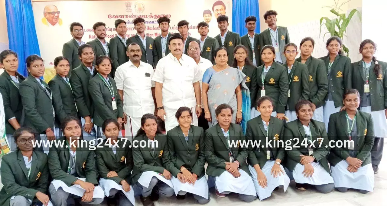 தேசிய உணவுப்பாதுகாப்பு மற்றும் ஊட்டச்சத்து இயக்கம் கீழ் சிறுதானிய உணவு திருவிழாவினை தொடங்கி வைத்த அமைச்சர் மா மதிவேந்தன் மற்றும் எம்.பி கே.ஆர்.அண்ட் ராஜேஷ்குமார். தேசிய உணவுப்பாதுகாப்பு மற்றும் ஊட்டச்சத்து இயக்கம் கீழ் சிறுதானிய உணவு திருவிழாவினை தொடங்கி வைத்த அமைச்சர் மா மதிவேந்தன் மற்றும் எம்.பி கே.ஆர்.அண்ட் ராஜேஷ்குமார்.