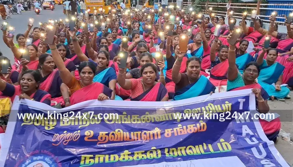 தமிழக முதல்வரின் கவனத்தை ஈர்க்கும் வகையில் செல்போன் டார்ச் லைட் அடித்து, பாட்டு பாடி நூதன முறையில் அங்கன்வாடி ஊழியர்கள், உதவியாளர்கள் ஆர்ப்பாட்டத்தில் ஈடுப்பட்டனர். தமிழக முதல்வரின் கவனத்தை ஈர்க்கும் வகையில் செல்போன் டார்ச் லைட் அடித்து, பாட்டு பாடி நூதன முறையில் அங்கன்வாடி ஊழியர்கள், உதவியாளர்கள் ஆர்ப்பாட்டத்தில் ஈடுப்பட்டனர்.