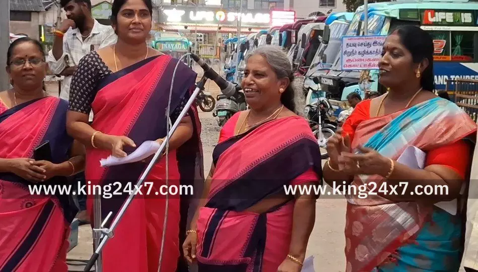 தமிழக முதல்வரின் கவனத்தை ஈர்க்கும் வகையில் செல்போன் டார்ச் லைட் அடித்து, பாட்டு பாடி நூதன முறையில் அங்கன்வாடி ஊழியர்கள், உதவியாளர்கள் ஆர்ப்பாட்டத்தில் ஈடுப்பட்டனர். தமிழக முதல்வரின் கவனத்தை ஈர்க்கும் வகையில் செல்போன் டார்ச் லைட் அடித்து, பாட்டு பாடி நூதன முறையில் அங்கன்வாடி ஊழியர்கள், உதவியாளர்கள் ஆர்ப்பாட்டத்தில் ஈடுப்பட்டனர்.