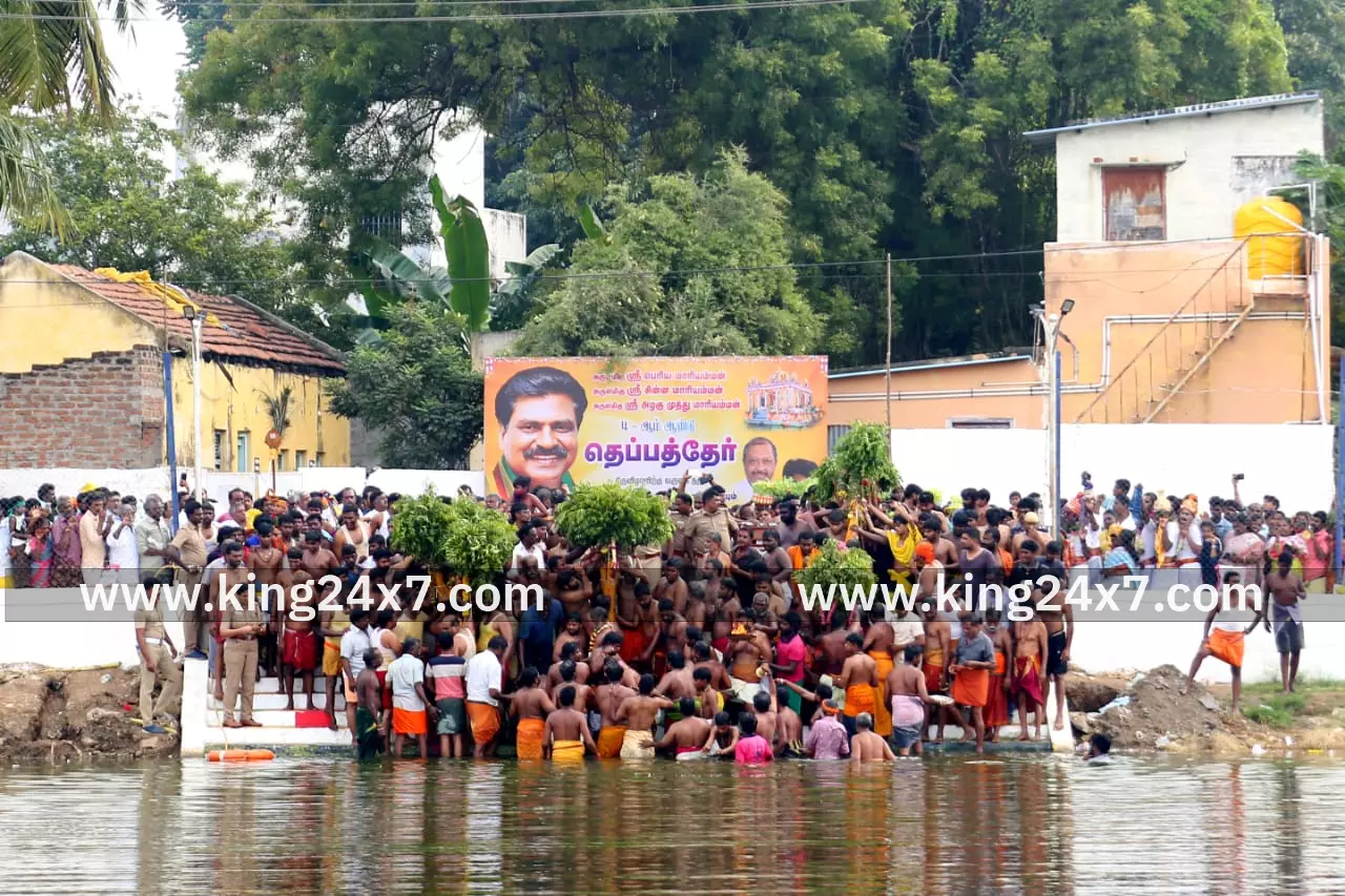 திருச்செங்கோடு மாரியம்மன் திருவிழா இறுதி நிகழ்வான கம்பம் விடும் நிகழ்ச்சி ஆயிரக்கணக்கான பக்தர்கள் கலந்து கொண்டனர்
