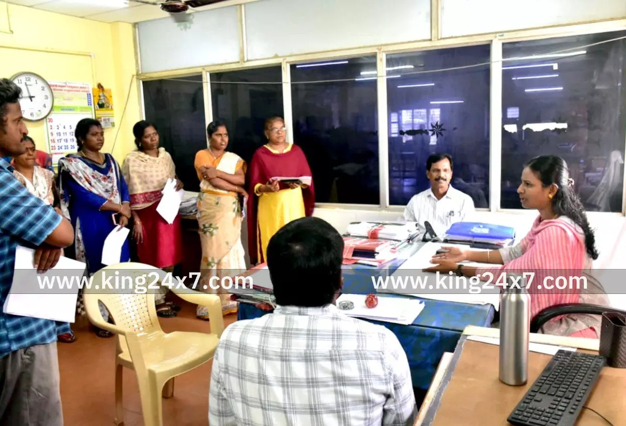 வாக்காளர் பட்டியல் சிறப்பு தீவிர திருத்த கணக்கெடுப்பு படிவம் விநியோகம் செய்யும் பணியின் முன்னேற்றம் குறித்து ஆய்வு மேற்கொண்ட மாவட்ட ஆட்சியர்.