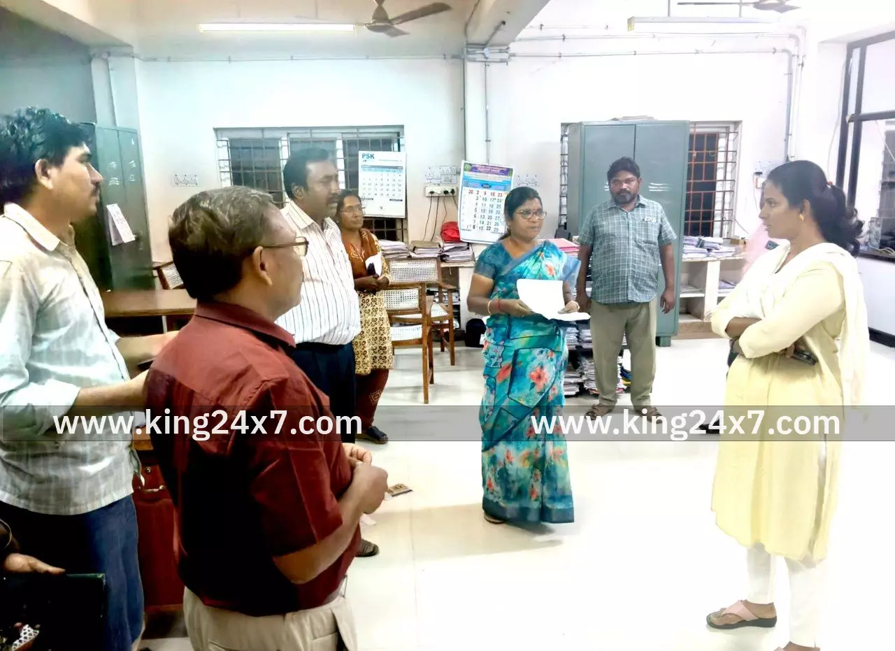 வாக்காளர் பட்டியல் சிறப்பு தீவிர திருத்த கணக்கெடுப்பு படிவம் விநியோகம் செய்யும் பணியின் முன்னேற்றம் குறித்து ஆய்வு மேற்கொண்ட மாவட்ட ஆட்சியர். வாக்காளர் பட்டியல் சிறப்பு தீவிர திருத்த கணக்கெடுப்பு படிவம் விநியோகம் செய்யும் பணியின் முன்னேற்றம் குறித்து ஆய்வு மேற்கொண்ட மாவட்ட ஆட்சியர்.