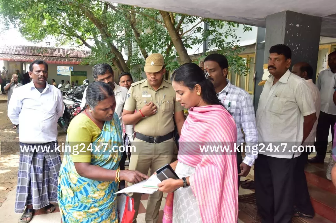 வாக்காளர் பட்டியல் சிறப்பு தீவிர திருத்த கணக்கெடுப்பு படிவம் விநியோகம் செய்யும் பணியின் முன்னேற்றம் குறித்து ஆய்வு மேற்கொண்ட மாவட்ட ஆட்சியர். வாக்காளர் பட்டியல் சிறப்பு தீவிர திருத்த கணக்கெடுப்பு படிவம் விநியோகம் செய்யும் பணியின் முன்னேற்றம் குறித்து ஆய்வு மேற்கொண்ட மாவட்ட ஆட்சியர்.