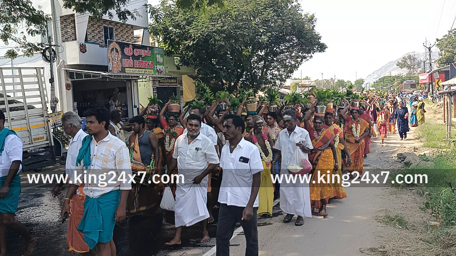 குமாரமங்கலம் ஸ்ரீ பொன் காளியம்மன் கோவில் திருவிழாவை ஒட்டி முப்பாட்டு முறையினர் தீர்த்த குடம் எடுத்து ஊர்வலம்