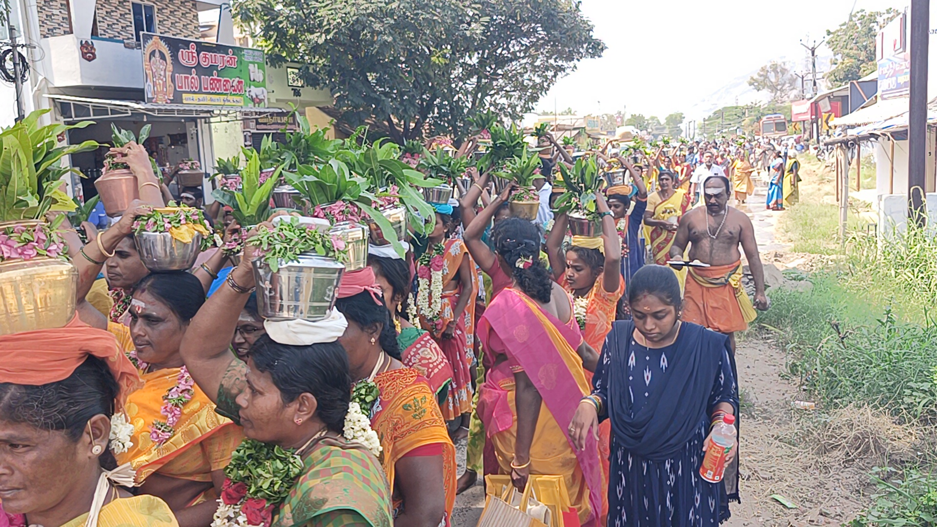 குமாரமங்கலம் ஸ்ரீ பொன் காளியம்மன் கோவில் திருவிழாவை ஒட்டி முப்பாட்டு முறையினர் தீர்த்த குடம் எடுத்து ஊர்வலம்
