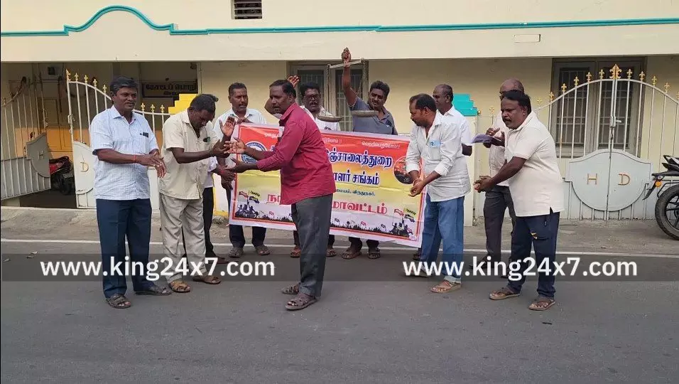 கும்மியடித்து கையில் தராசு ஏந்தி நூதன முறையில் போராட்டத்தில் ஈடுபட்ட சாலைப்பணியாளர்கள். கும்மியடித்து கையில் தராசு ஏந்தி நூதன முறையில் போராட்டத்தில் ஈடுபட்ட சாலைப்பணியாளர்கள்.