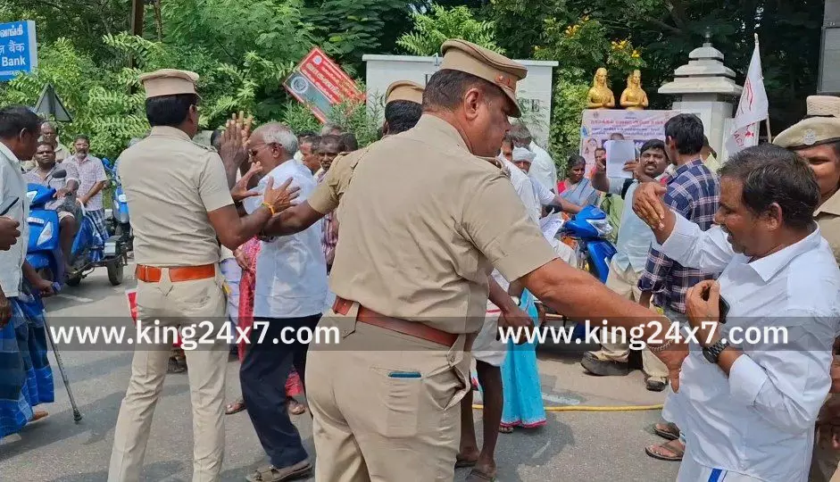 ஆட்சியர் அலுவலகத்தை முற்றுகையிட்டு திடீரென சாலை மறியல் போராட்டத்தில் ஈடுபட்ட மாற்றுத்திறனாளிகள். ஆட்சியர் அலுவலகத்தை முற்றுகையிட்டு திடீரென சாலை மறியல் போராட்டத்தில் ஈடுபட்ட மாற்றுத்திறனாளிகள்.